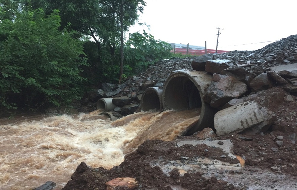 Ir para  <p>A chuva forte da tarde desta segunda-feira(9), voltou a provocar alagamentos em Erechim. Porem,&nbsp;a chuva foi de menor intensidade do que na segunda-feira anterior (2). Os pontos onde ocorreram alagamentos s&atilde;o os...